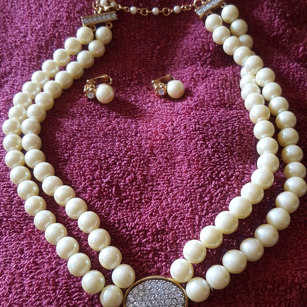 PEARL & CRYSTAL NECKLACE W/ MATCHING EARRINGS